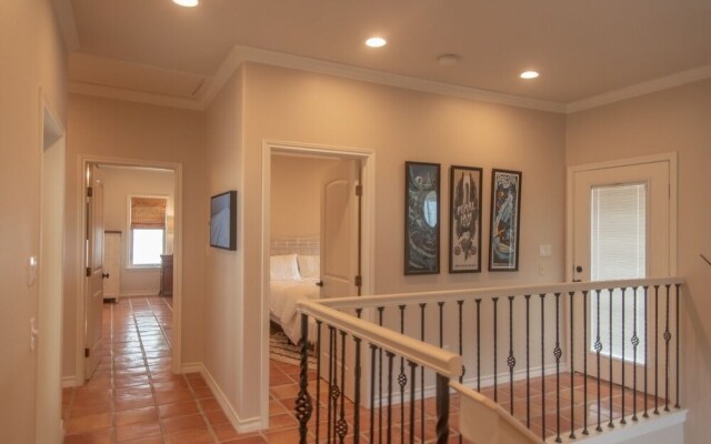 Salt and Horns - 4 Br Home