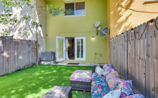 Opa-locka Townhome, 15 Mi to Miami Beach!