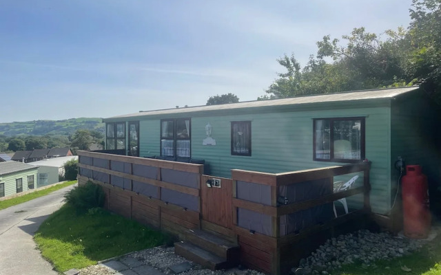 Caravansleeps6-parking-pool-mountain-petsok