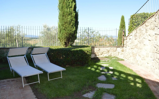 House With Private Garden in the Crete Senesi