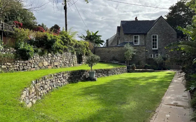 The Vicarage Newlyn 1 Bed River View Parking