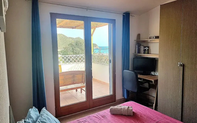 4 Bedroom Villa With Garden 3 min Walk From Beach!