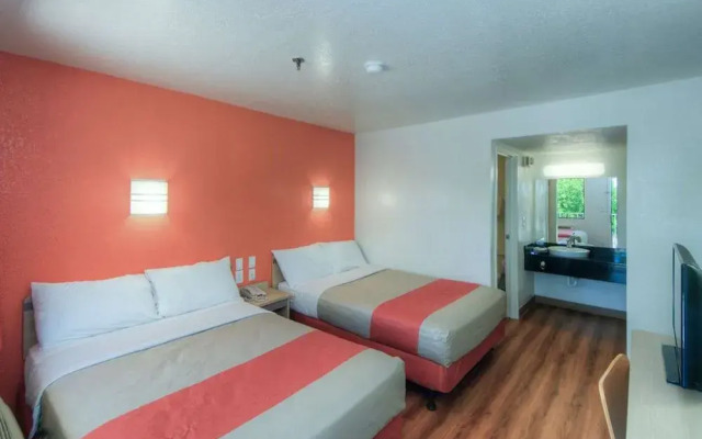 Motel 6 Cleveland East - Macedonia