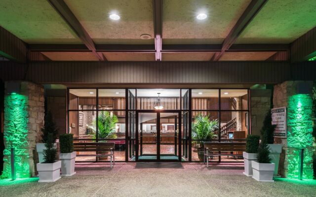 Holiday Inn St. Louis West Six Flags by IHG