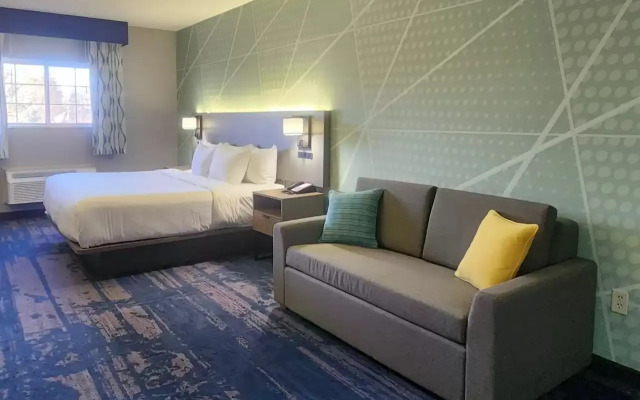 Weston Inn & Suites