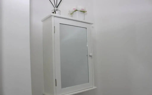 Newly Refurbished 3 Bed 2.5 Bath House in Staines