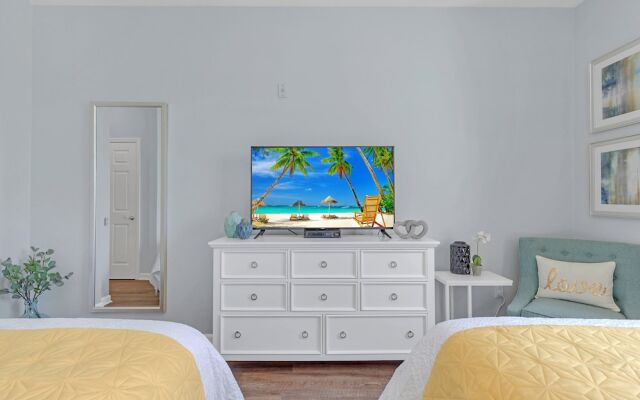 Condo w/ Prime View of Lake, Pool & Fireworks!