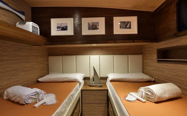 Blue III Yacht