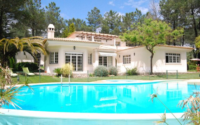 Luxurious Villa in Quinta do Conde with Private Terrace