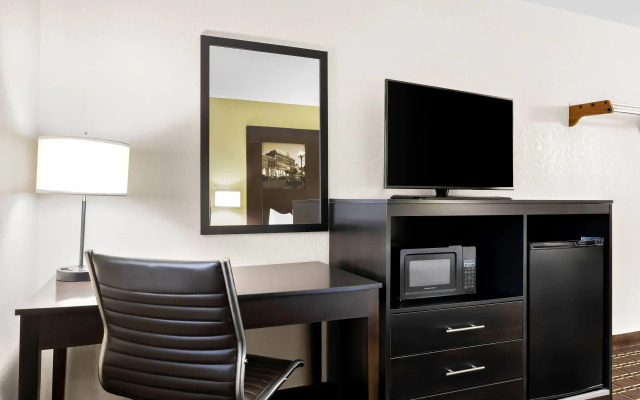 Super 8 by Wyndham La Crosse