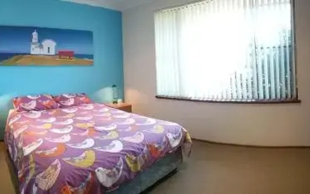 Cara Nobbys Beach 11 Wesley Avenue