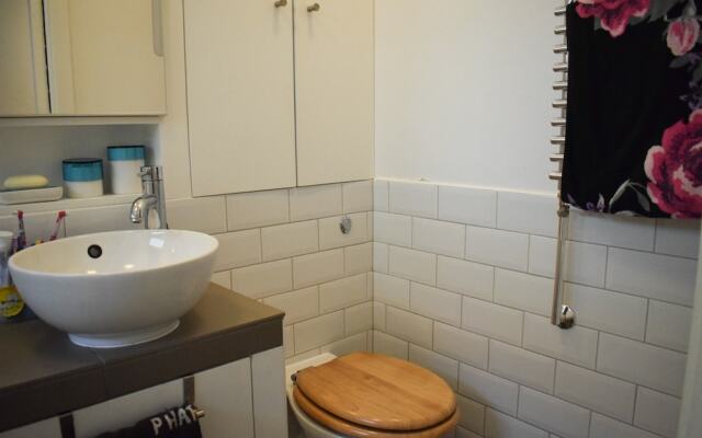 2 Bedroom Flat In Bethnal Green