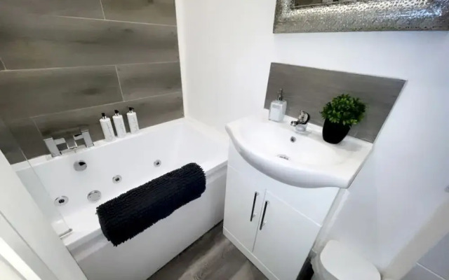 Albert Luxury Hottub and Jacuzzi Apartments