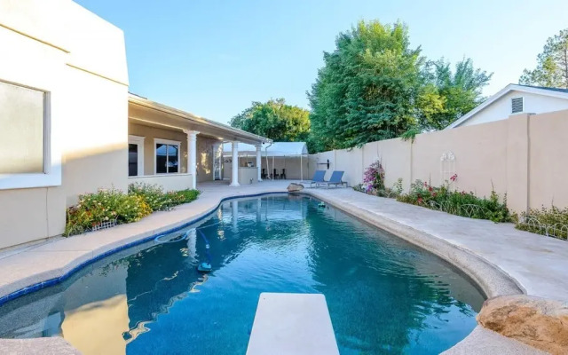Spacious Updated House Pool