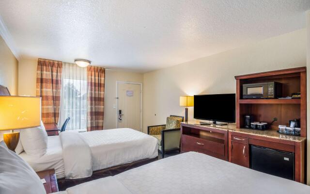 Clarion Inn & Suites Central Clearwater Beach