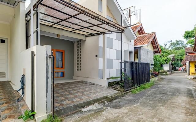 OYO Life 91239 Kost Rosandy House Yogyakarta