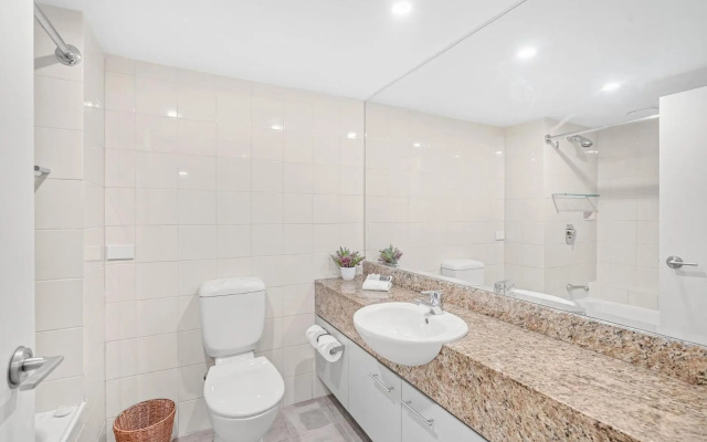 Belle Escapes- Drift Resort Beach View Suite 1304 – Bathroom – Cairns