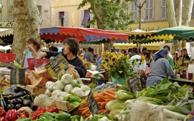 Sun-kissed Villa in Carpentras With Swimming Pool