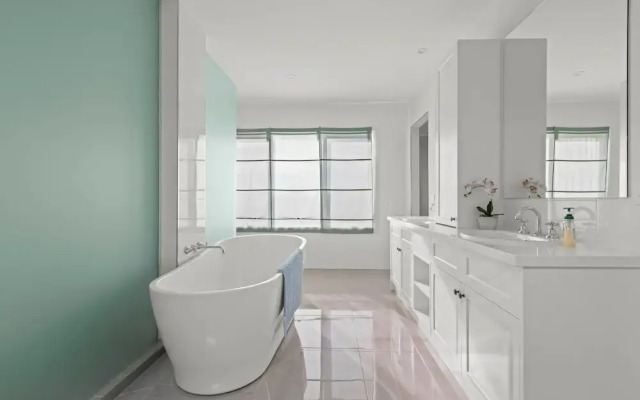 StayAU Contemporary 5BRM Families Home Point Cook