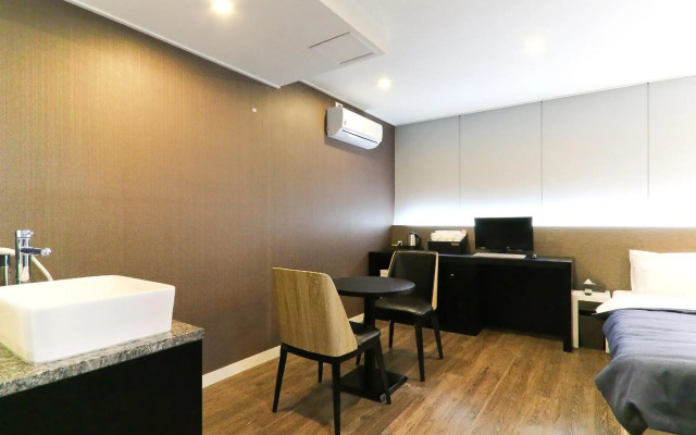 Louis Hotel