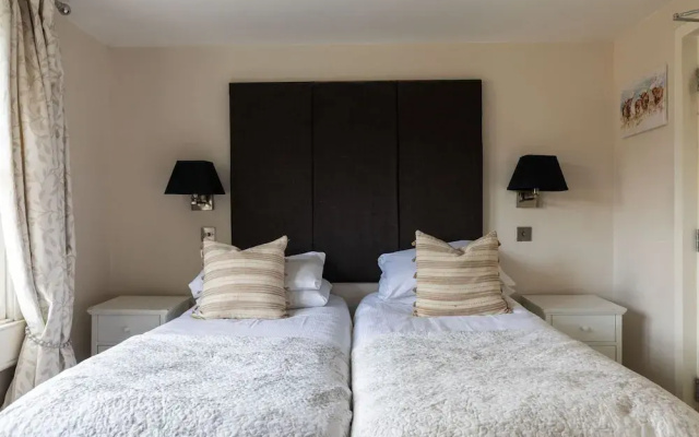 Stylish 4-bedroom Townhouse in the Heart of Bath