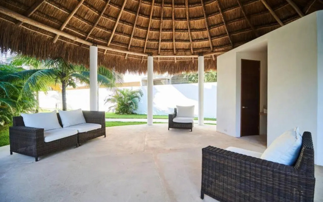 Neem 11 Stylish&Bright APT 2 Pools, AC, Gym & 50MB WIFI