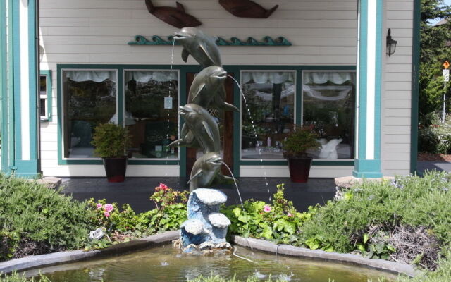 Emerald Dolphin Inn & Mini Golf