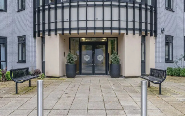 Sophisticated Modern 2 Bedroom Apartment in Solihull