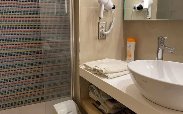 studio unit with pool and gym