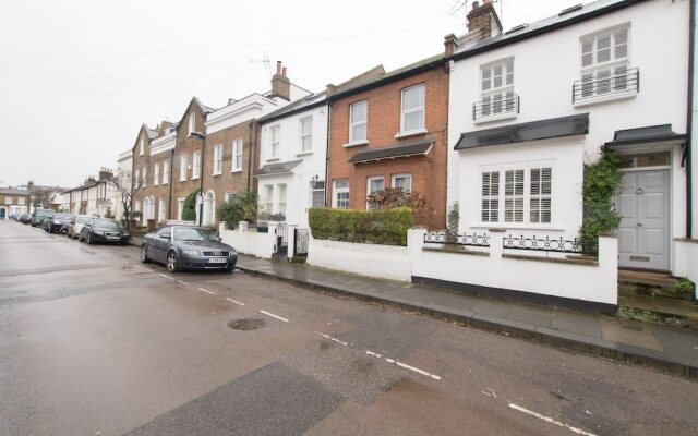 Beautiful Barnes Home with Garden