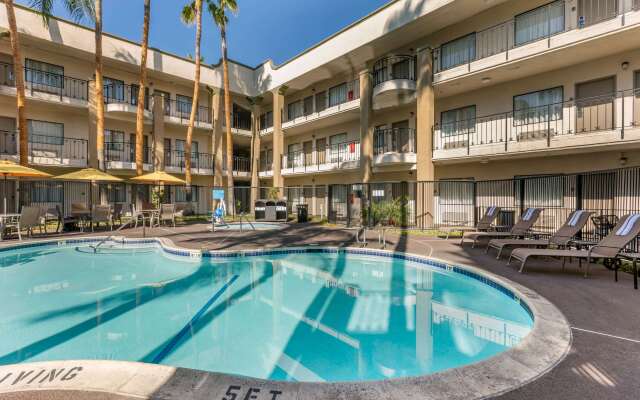 Comfort Inn & Suites Orange County John Wayne Airport