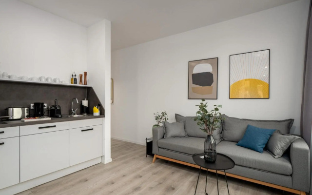 BRIGHT: Stylish & Central - Kitchen - Netflix