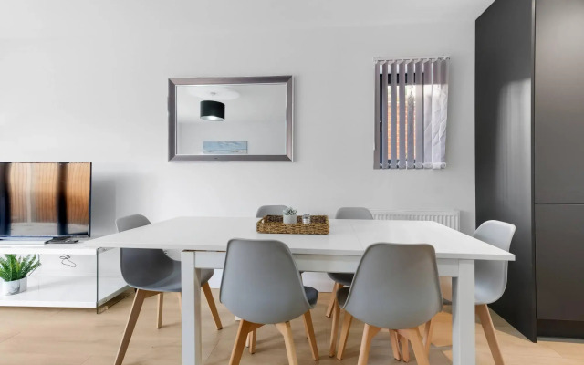 Modern 4 Bedroom House 03 With Parking in Farnham