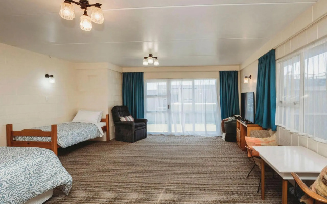 Beach House on Hamblyn – Guest Rooms – New Plymouth