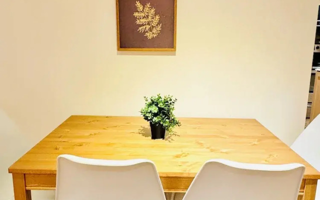 Cozy 2BR Retreat - Comfort & Convenience