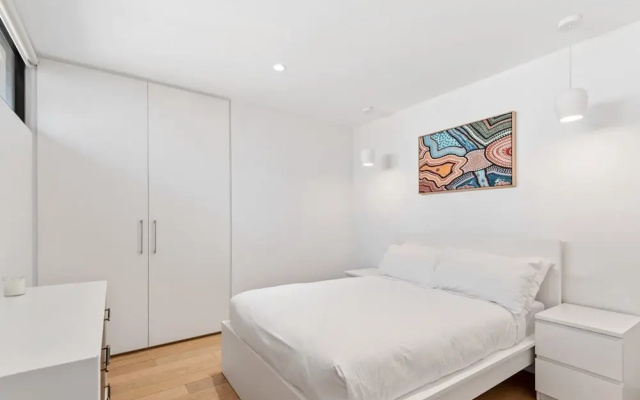 Chic 2-bed Apartment in Vibrant St Kilda – Guest Rooms – Melbourne