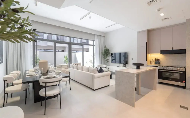 Classy 4-bedroom Villa With Spacious Balcony in Nad Al Sheba