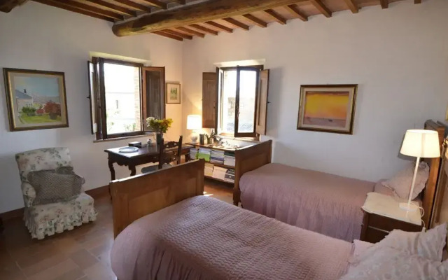 Pleasant Villa In Valiano With Terrace, Garden, Sun-Loungers