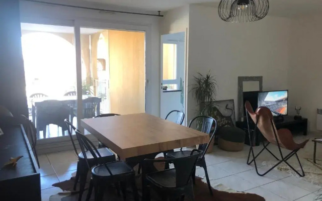 Chambre dans appartement avec vue sur le port