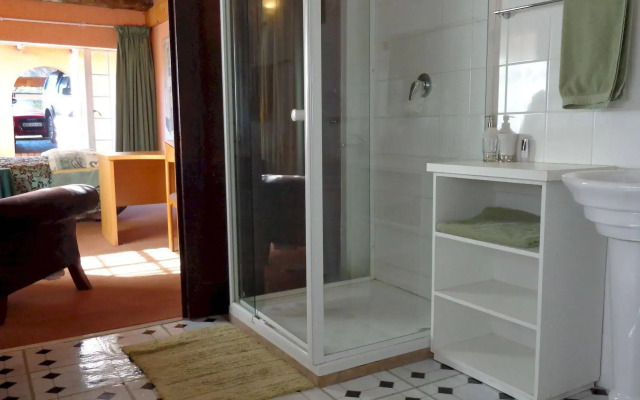 TreeTops & Treats Guest House