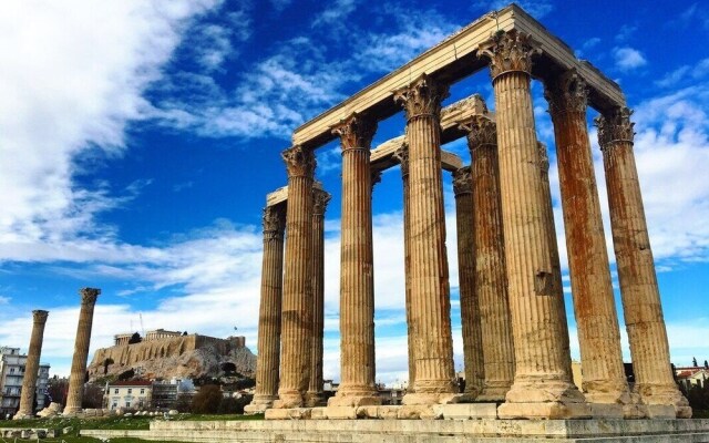 Under the shade of Acropolis