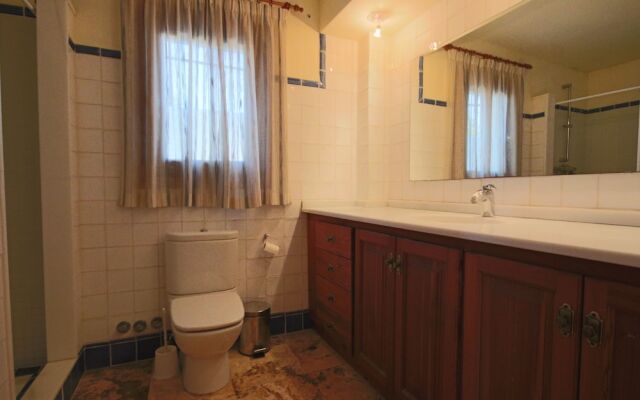 Private 4-bedroom Villa w/ Pool, Summer Kitchen & Expansive Living Space