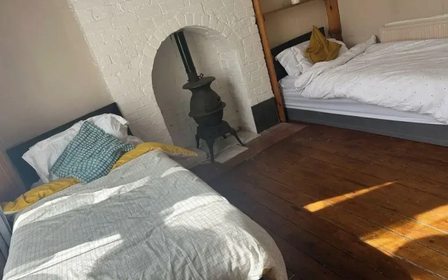 Spacious House- Parking, Garden & Central Location