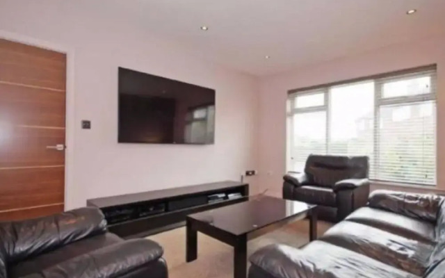 3 Bed House In Harrogate 2 Hot Tubs & Pet Freindly