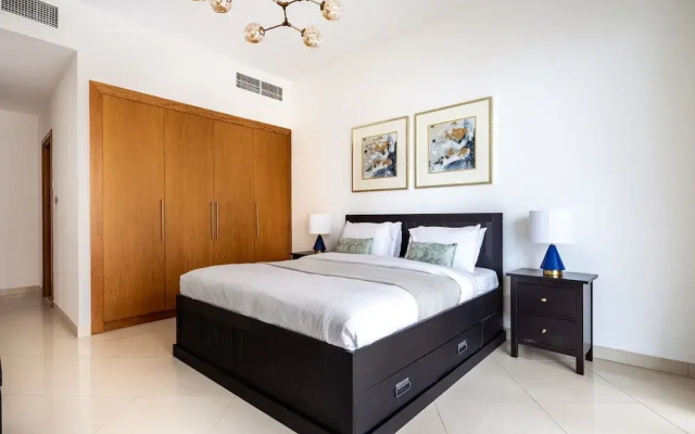 Modish & Vibrant 3BR Apartment in Marina