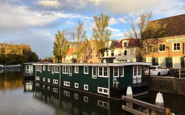 Slapen in eigentijds woonboot hotel