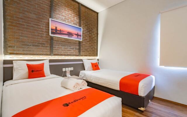 RedDoorz Plus @ Doorman Guest House