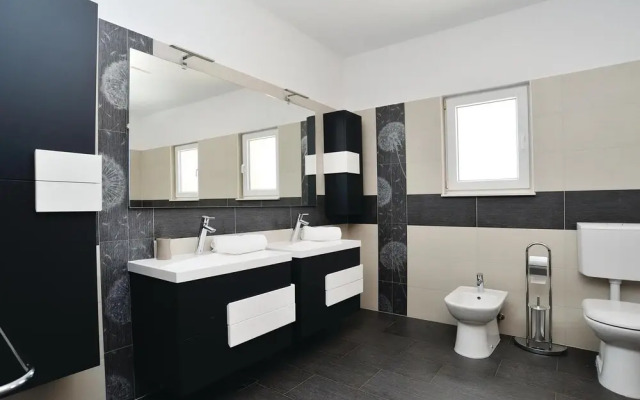 Beautiful Home in Pridraga With Wifi and 5 Bedrooms