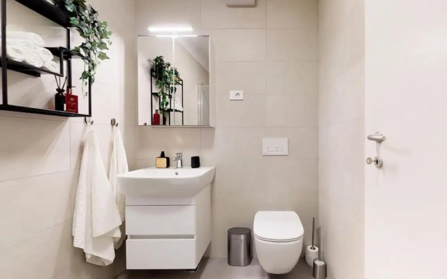 Mika's 2-Bedroom Seaview Flat & Parking