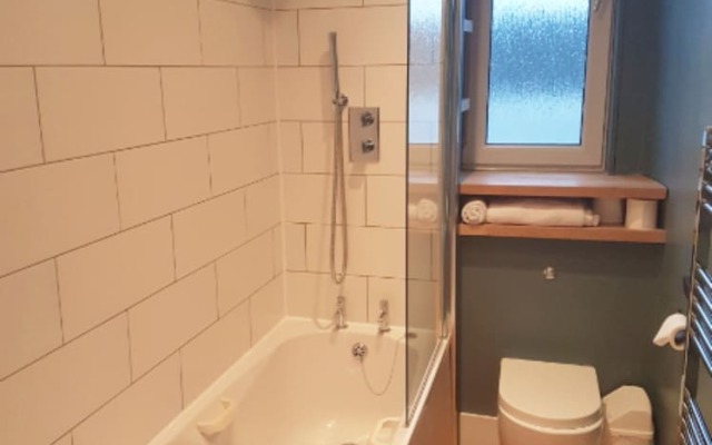 1 Bedroom Flat In Popular Central Location